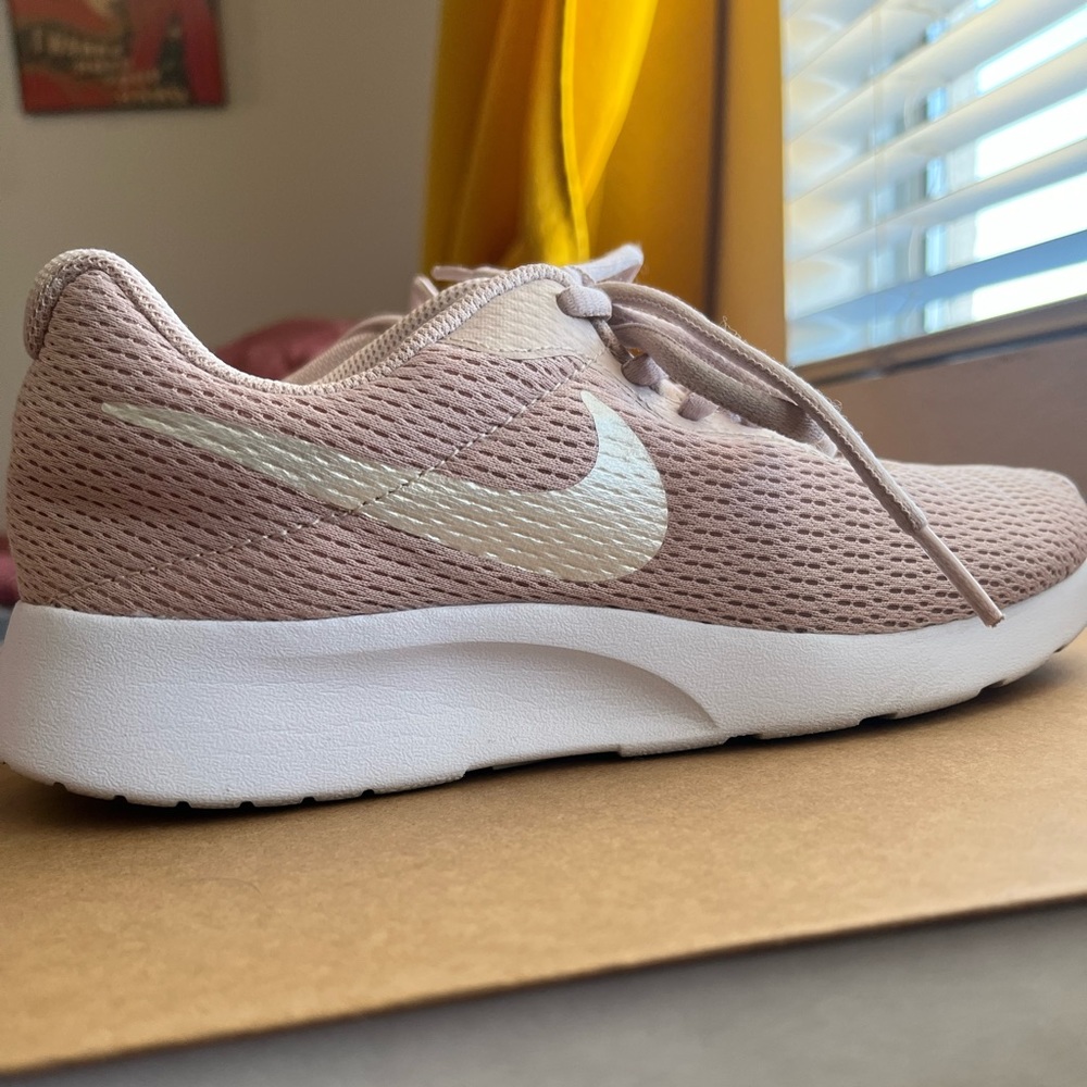 Blush Nike Tanjun
